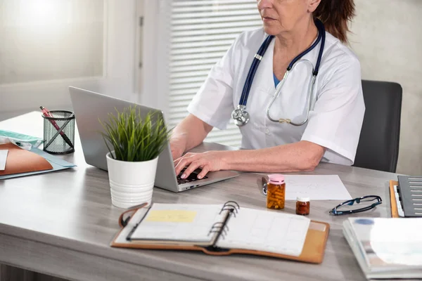 Ärztin Benutzt Laptop Arztpraxis — Stockfoto