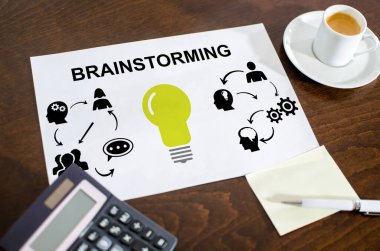 Masanın üzerine yerleştirilmiş bir kağıt üzerinde beyin fırtınası konsepti