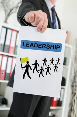 Bir işadamının liderlik kavramını gösteren kağıt.