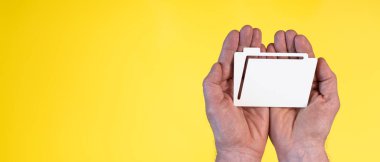 Sarı zemin üzerinde kağıt klasörü bulunan veri koruması kavramı