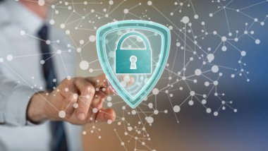 Adam dokunmatik ekranda parmak ile veri güvenliği kavramına dokunuyor.