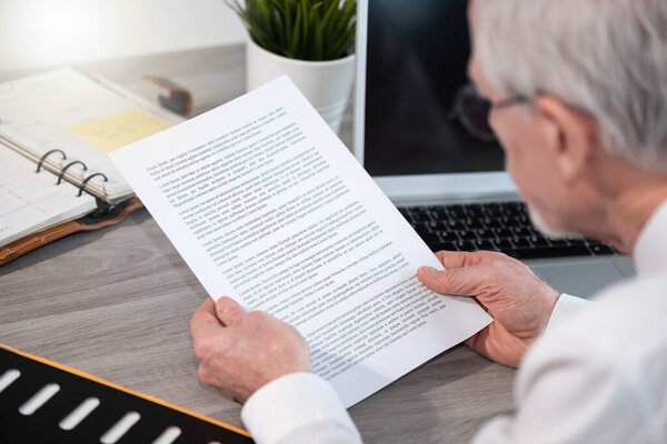 Comprobación Documentos Negocios Senior Oficina — Foto de Stock