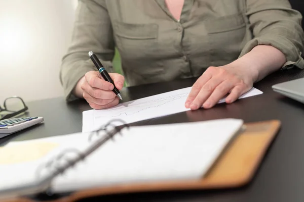 Zakenvrouw Die Marketinggegevens Analyseert — Stockfoto