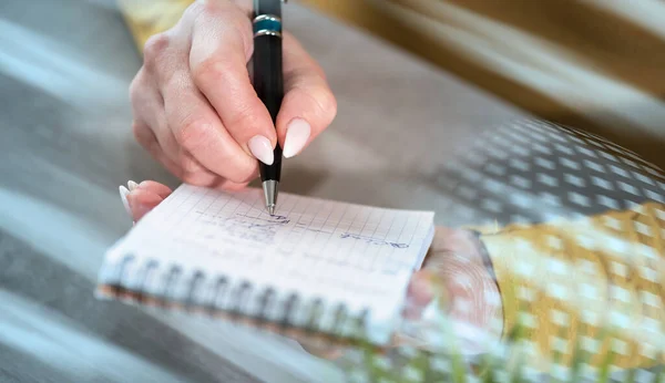 メモ帳にペン書きを持つ女性の手 光効果 — ストック写真