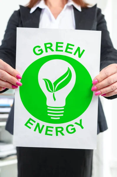 Papel Con Concepto Energía Verde Manos Una Empresaria — Foto de Stock