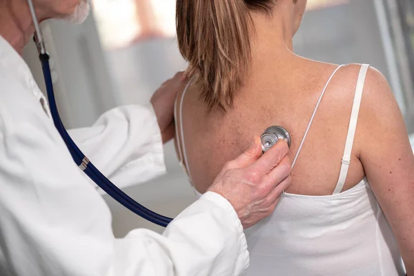 Arzt Betäubt Patientin Mit Stethoskop — Stockfoto