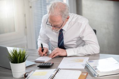 Not defterine kalem yazan kıdemli bir işadamı.