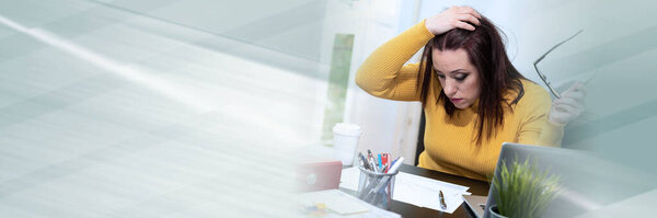Отчаянная молодая деловая женщина с рукой на голове сидит за столом; панорамный баннер