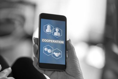 Bir işbirliği konseptini gösteren akıllı telefon ekranı