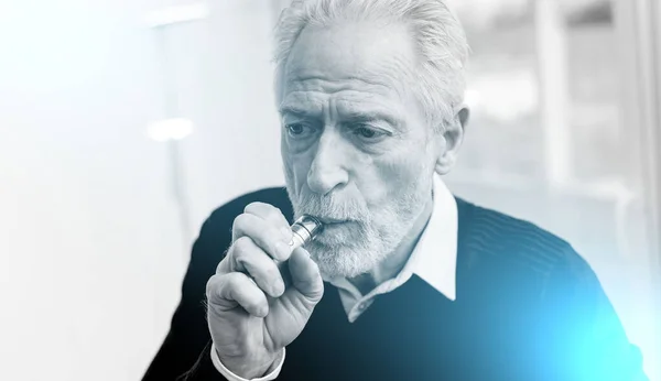 Porträtt Äldre Man Rökning Elektronisk Cigarett Ljuseffekt — Stockfoto