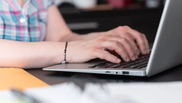 Vrouwelijke Handen Werken Laptop Het Kantoor — Stockfoto