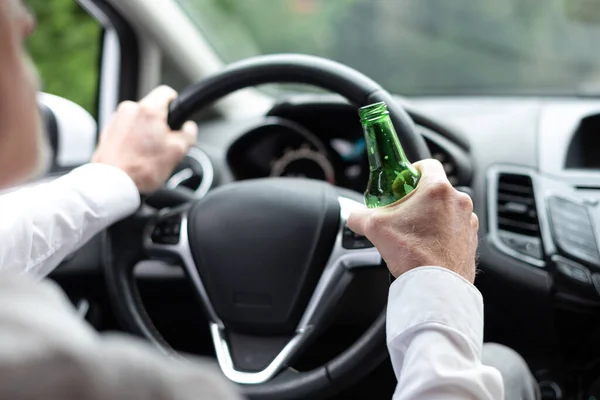Άνθρωπος Πίνει Αλκοόλ Κατά Την Οδήγηση — Φωτογραφία Αρχείου