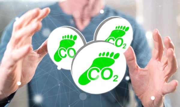 Carbon Footprint Koncept Mellan Händerna Man Bakgrunden — Stockfoto