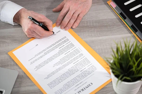 Χέρι Επιχειρηματία Που Υπογράφει Συμβόλαιο — Φωτογραφία Αρχείου