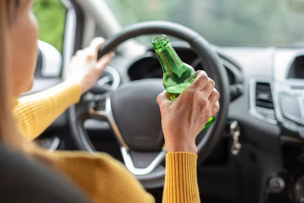 Mujer Bebiendo Alcohol Mientras Conduce — Foto de Stock