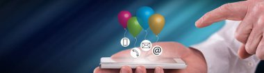 Bir adamın elinde tuttuğu akıllı telefonun üstündeki iletişim konsepti