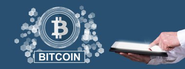 Arka planda bitcoin kavramı olan dijital tableti işaret etmek