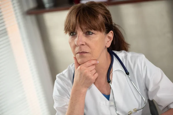 Portrait Femme Médecin Réfléchie Dans Bureau Médical — Photo