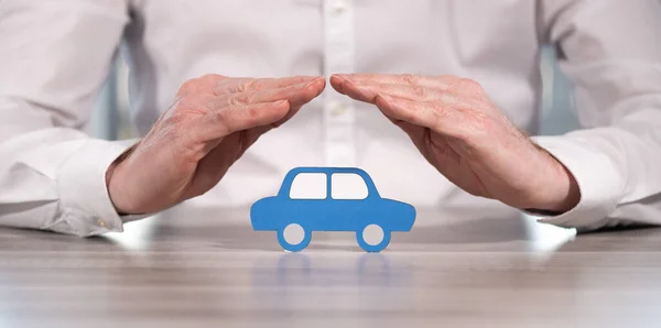 Aseguradora Protegiendo Coche Con Sus Manos —  Fotos de Stock