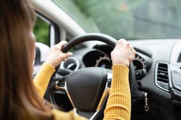 Mulher Dirigindo Com Duas Mãos Volante — Fotografia de Stock