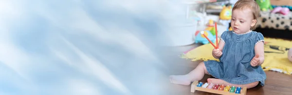 Девочка Сидит Полу Играет Ксилофоне Панорамный Баннер — стоковое фото
