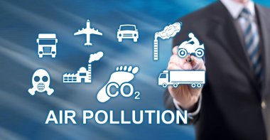 Dokunmatik ekranda stil kalemle hava kirliliği kavramına dokunan bir adam.