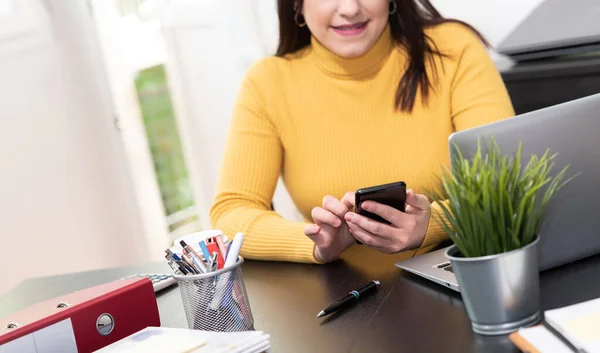 Jovem Empresária Usando Seu Telefone Celular — Fotografia de Stock