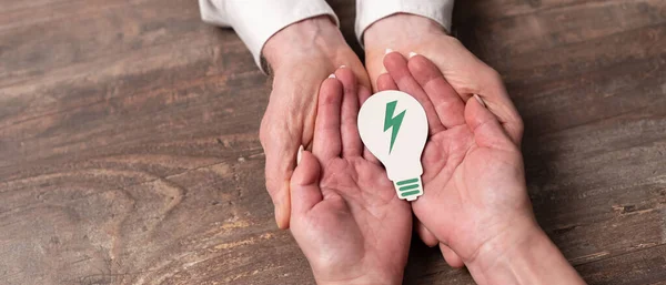 Manos Sosteniendo Una Bombilla Papel Concepto Energía Limpia —  Fotos de Stock