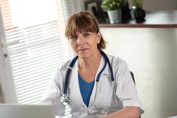 Porträtt Kvinnlig Läkare Läkarmottagningen — Stockfoto