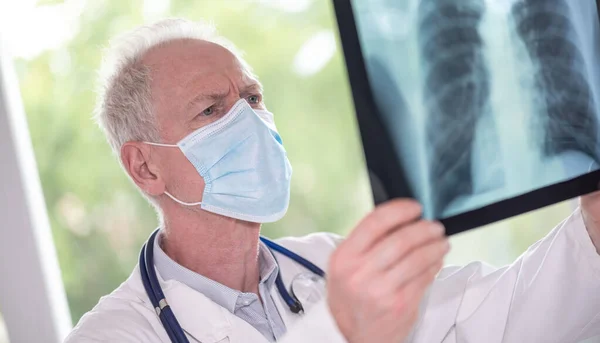 Médico Que Usa Máscara Facial Médica Examina Radiografia Dos Pulmões — Fotografia de Stock