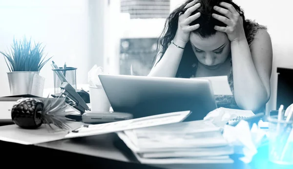 Jeune Femme Affaires Surmenée Assise Bureau Désordonné Effet Lumière — Photo