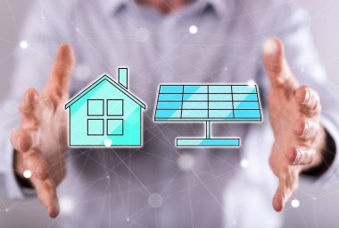 Arka planda bir adamın elleri arasındaki yeşil enerji kavramı