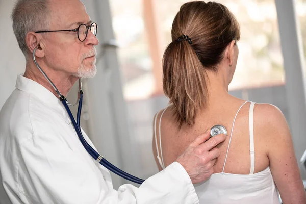 Médico Senior Auscultando Paciente Femenino Con Estetoscopio — Foto de Stock