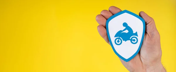 Conceito Seguro Moto Com Escudo Papel Mantido Por Uma Mão — Fotografia de Stock