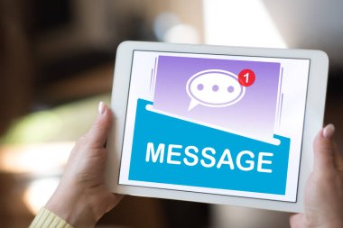 Bir ileti konsepti gösteren tablet ekranı