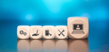 Mavi arkaplanda çevrimiçi destek kavramının sembolü olan tahta bloklar