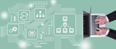 Vpn kavramının sembolü olan dizüstü bilgisayar kullanan ellerin üst görünümü