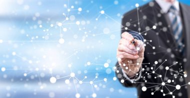 Stylus kalemi ile bir dokunmatik ekran üzerinde sanal ağ dokunmadan adam