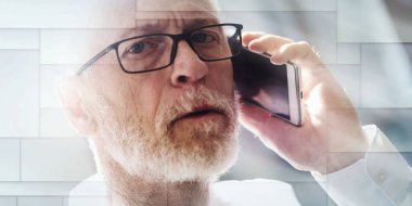 Cep telefonuyla konuşan yaşlı adamın portresi, ışın efekti, geometrik desen