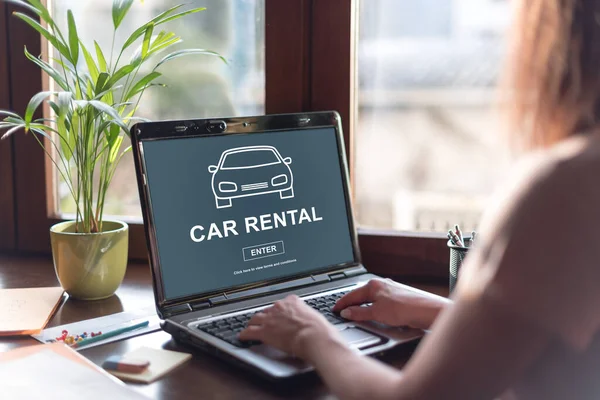 Bir araba kiralama kavram görüntüleyen dizüstü bilgisayar ekranı