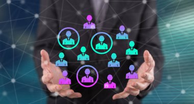 Beklentiler, arka plandaki bir adamın ellerinden üstündür.