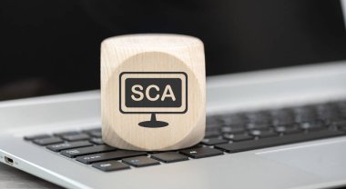 Dizüstü bilgisayar klavyesinde sca kavramının sembolü olan tahta blok