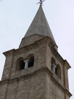 Caorle Venice İtalya 'daki Madonna Dell' Angelo kilisesinin deniz feneri kulesinin özel bir görüntüsü.