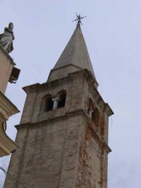 Caorle Venice İtalya 'daki Madonna Dell' Angelo kilisesinin deniz feneri kulesinin özel bir görüntüsü.