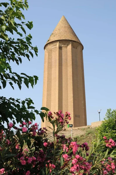 クンベティ カバス記念碑 Kunbeti Kabus Monument イランのグリスタン州 クンベティ カバス記念碑はカバス ヴェスマールによって1006年に建てられた レンガ造りの記念碑は57メートルの高さです — ストック写真