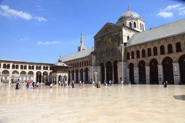 Şam Umayyad Camii dünyanın en eski camilerinden biridir. Hristiyan bazilikasıyken, 635 yılında bir camiye dönüştürülmüş..