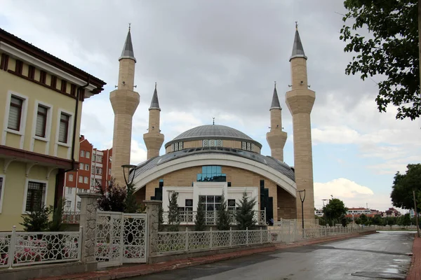 セレビ モスク Celebi Mosque トルコのコニャにあるモスク 2015年から2017年にかけてカラタイ市によって建設された モスクには4つのミナレットがある — ストック写真