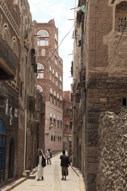 Geleneksel Yemen evleri. Unesco Dünya Mirasları listesinde yer alan Sanaa 'nın birçok geleneksel evi vardır. Birkaç katlı evler tuğladan yapılmıştır..