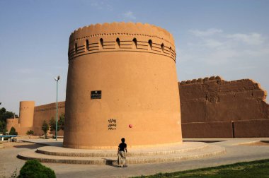 Yazd şehir duvarları İran 'da yer alıyor. Yazd şehir duvarları 12. yüzyılda Büyük Seljuk döneminde inşa edilmiştir. Duvarlar kerpiçten yapılmıştı. Şehrin bazı duvarları sağlam kaldı..
