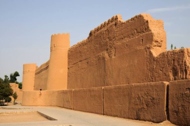 Yazd şehir duvarları İran 'da yer alıyor. Yazd şehir duvarları 12. yüzyılda Büyük Seljuk döneminde inşa edilmiştir. Duvarlar kerpiçten yapılmıştı. Şehrin bazı duvarları sağlam kaldı..